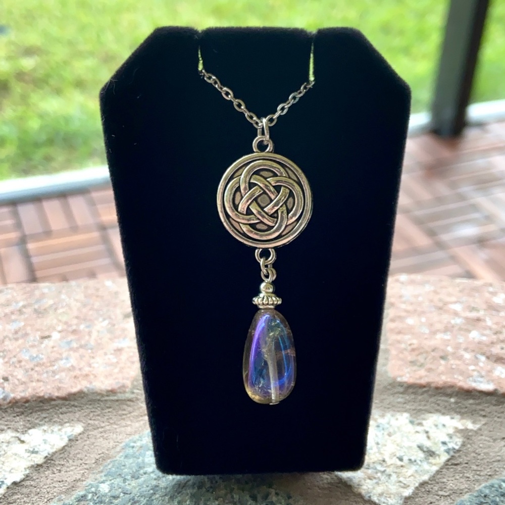 Celtic knot charm & titanium aura crystal - Picture 2 of 10